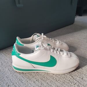 Nike White and Green Sneakers